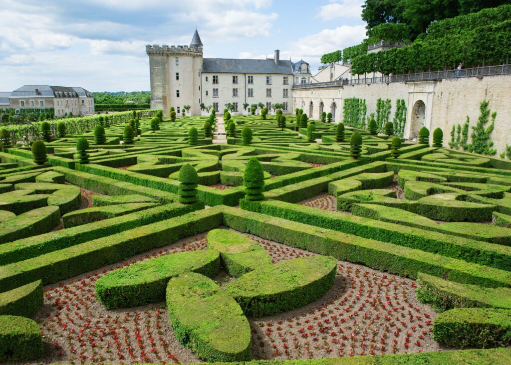 jardins geométricos com castelo ao fundo