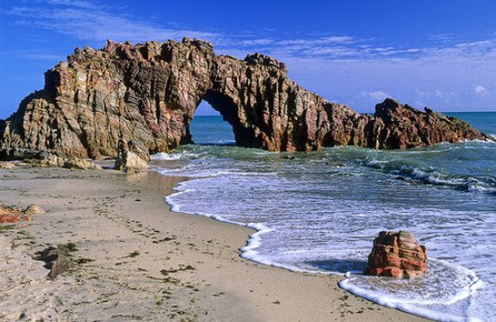 Pedra furada e mar da praia em jericoacoara