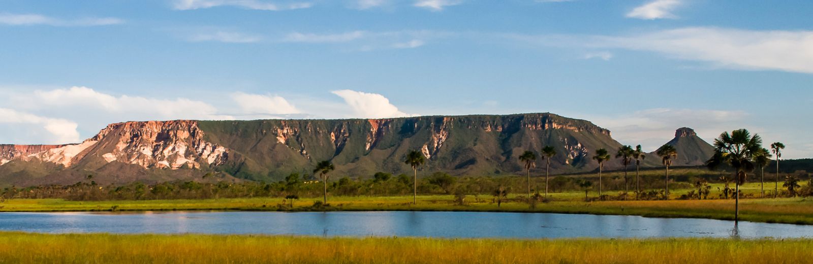 vista panorâmica de lago com montanha chapada ao fundo