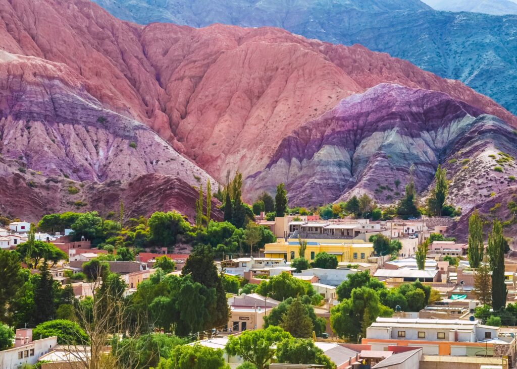 pequeno vilarejo entre grandes montanhas avermelhadas