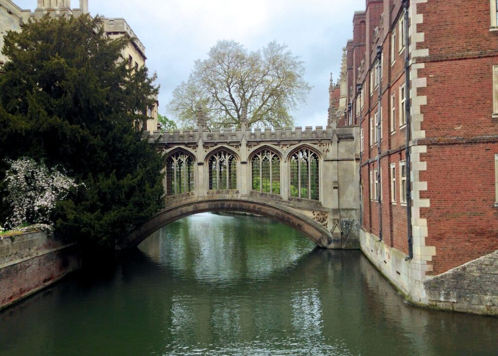 Ponte histórica com rio abaixo