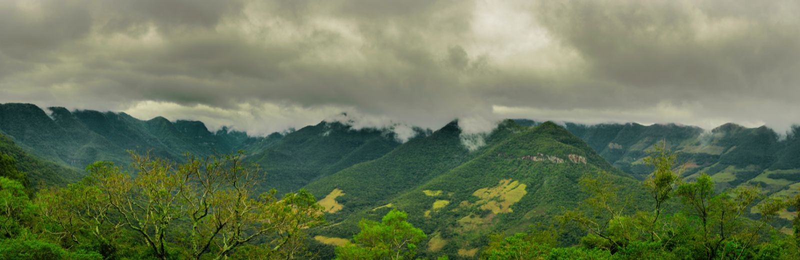conjunto de montanhas da serra gaucha
