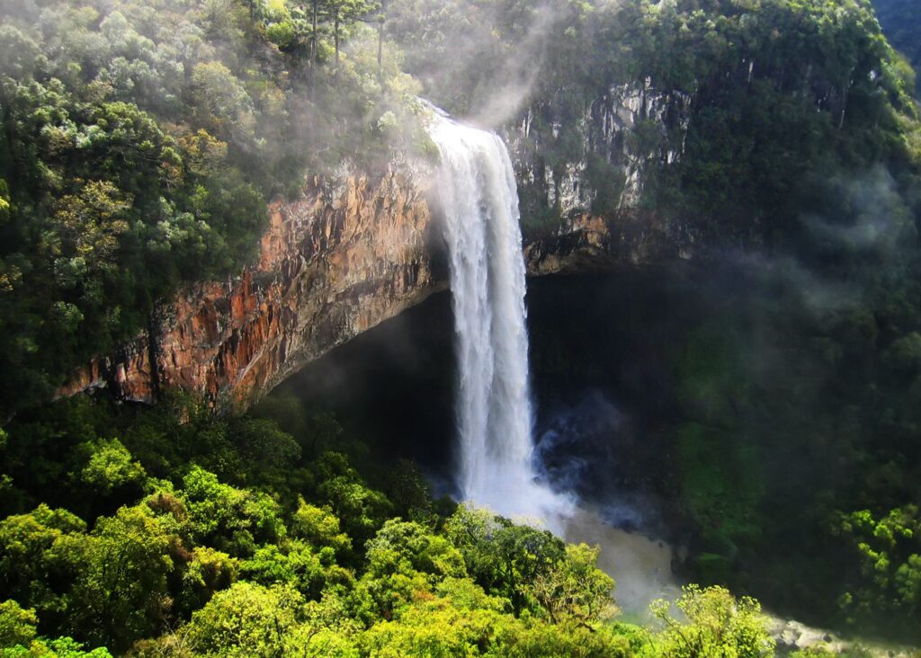 Cascata do no meio de paredão de serra.