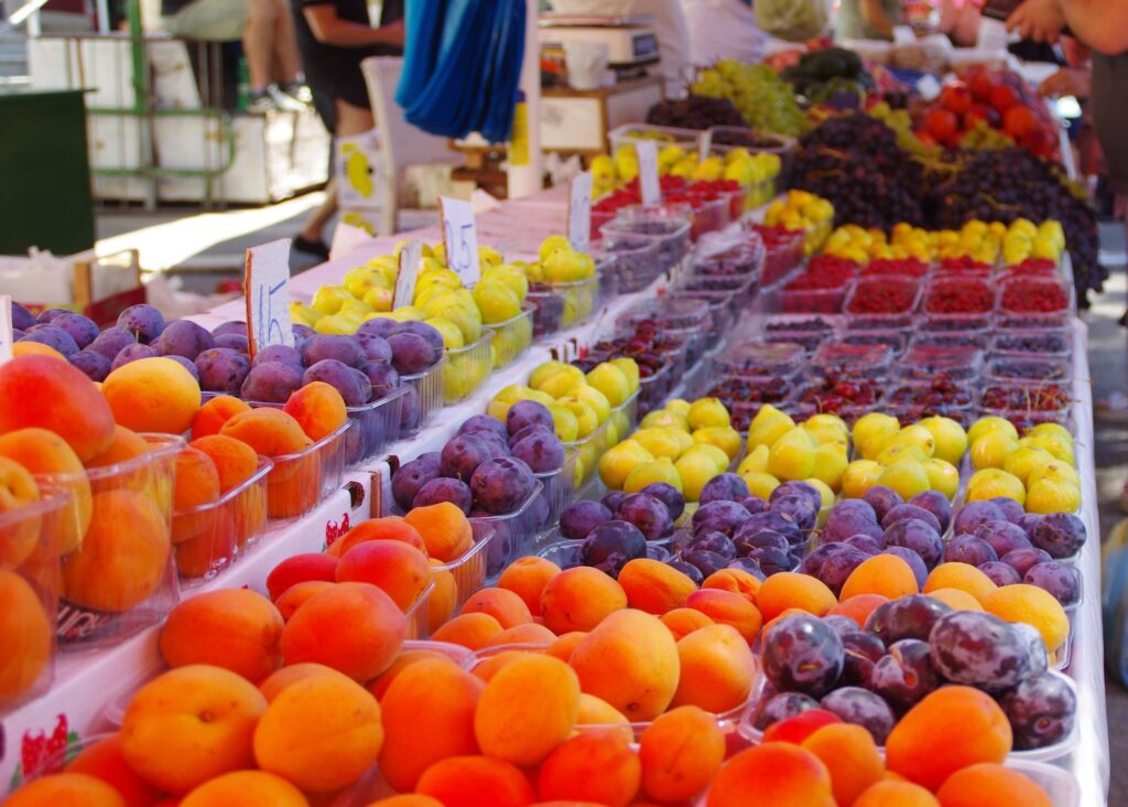 banca com diversas frutas que está bem colorida