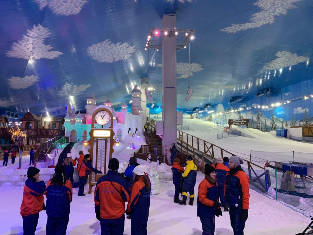 cenário cenográfico de parque indoor temático de neve