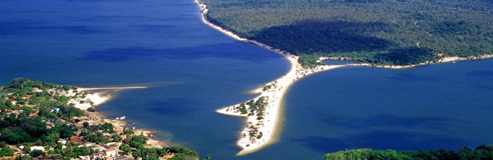 imagem aérea de ilhota em meio a rio de alter do chão, amazônia