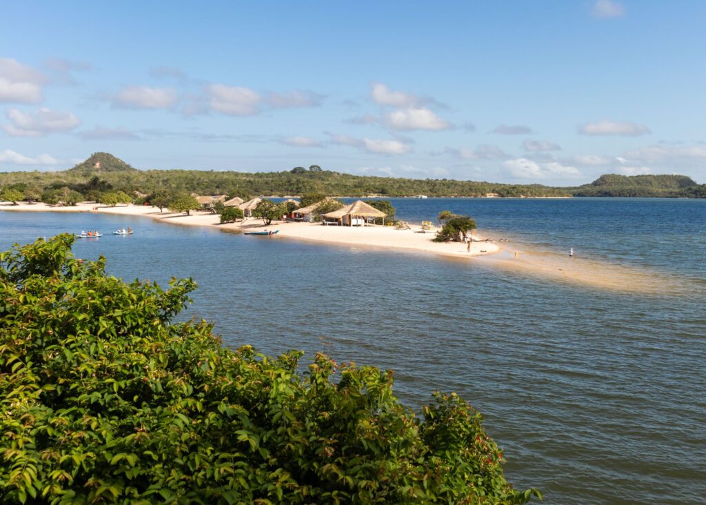 praia de rio com banco de areia no meio