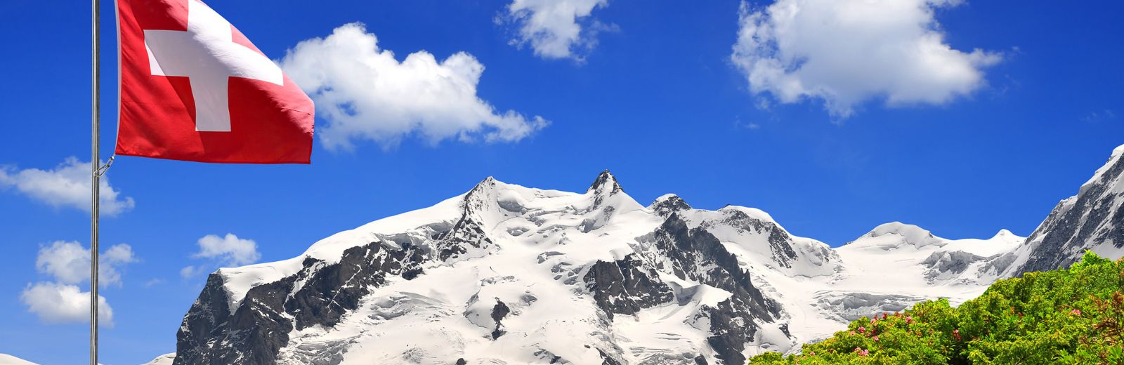 bandeira suiça com montanha de neve ao fundo