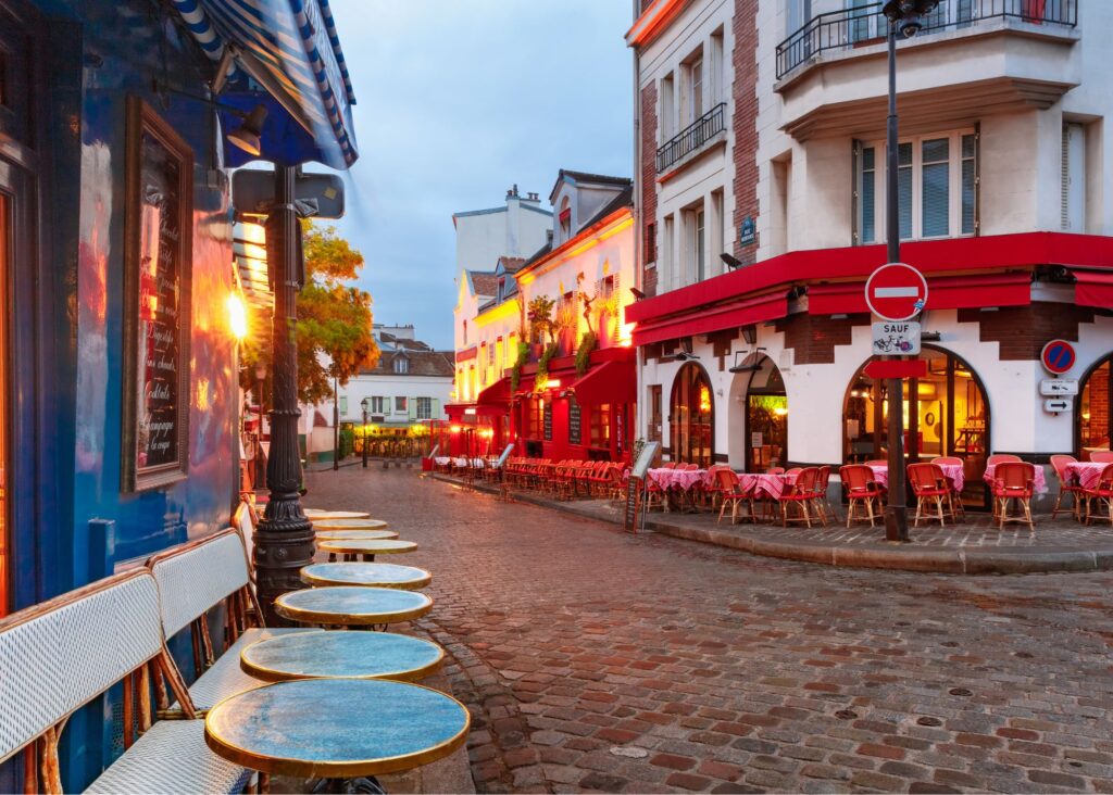 rua com mesinhas de café para sentar em paris