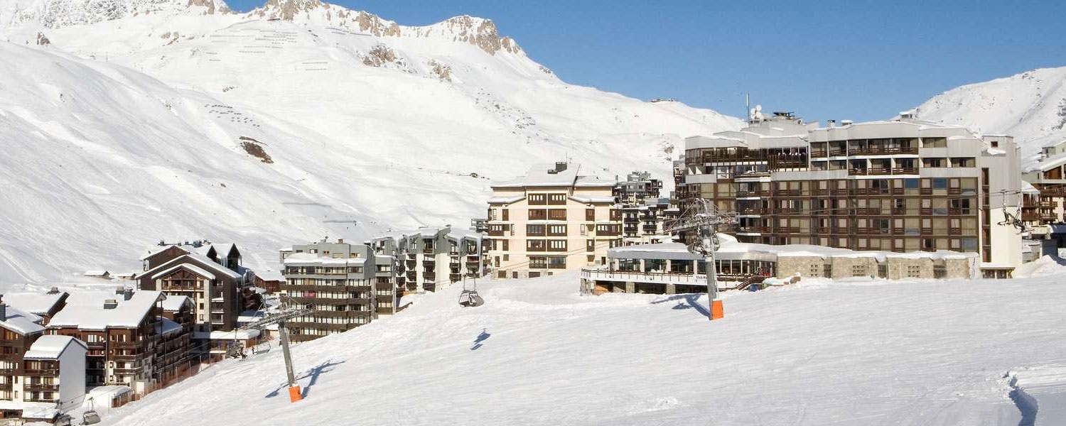 hotel em meio a montanha de neve