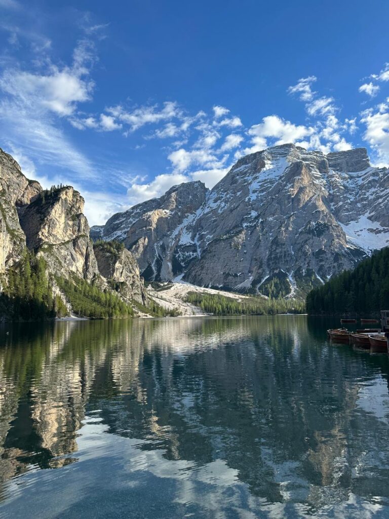 lago com montanhas ao fundo