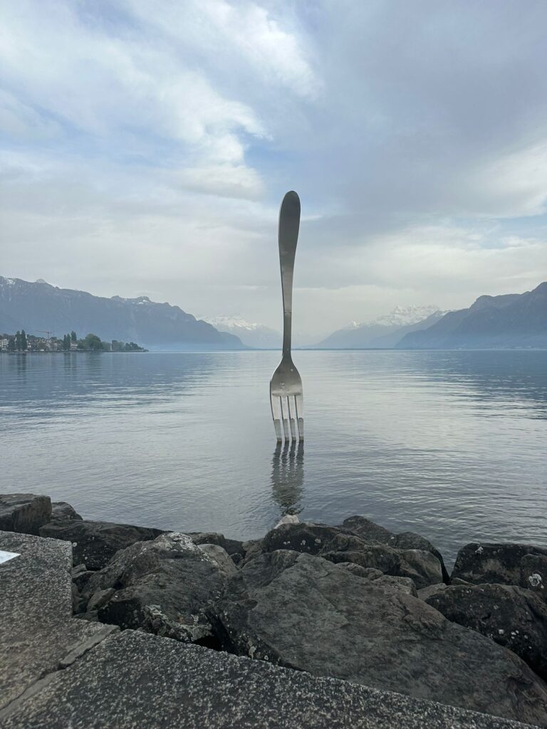 escultura de grande garfo em lago