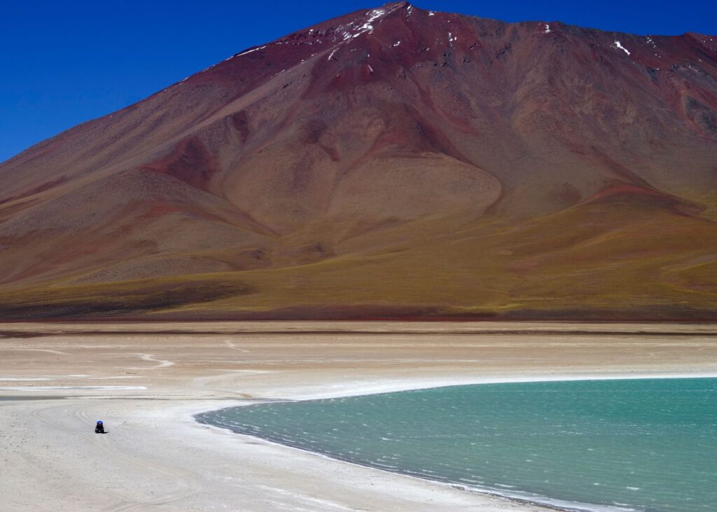 lago com montanha ao fundo em deserto