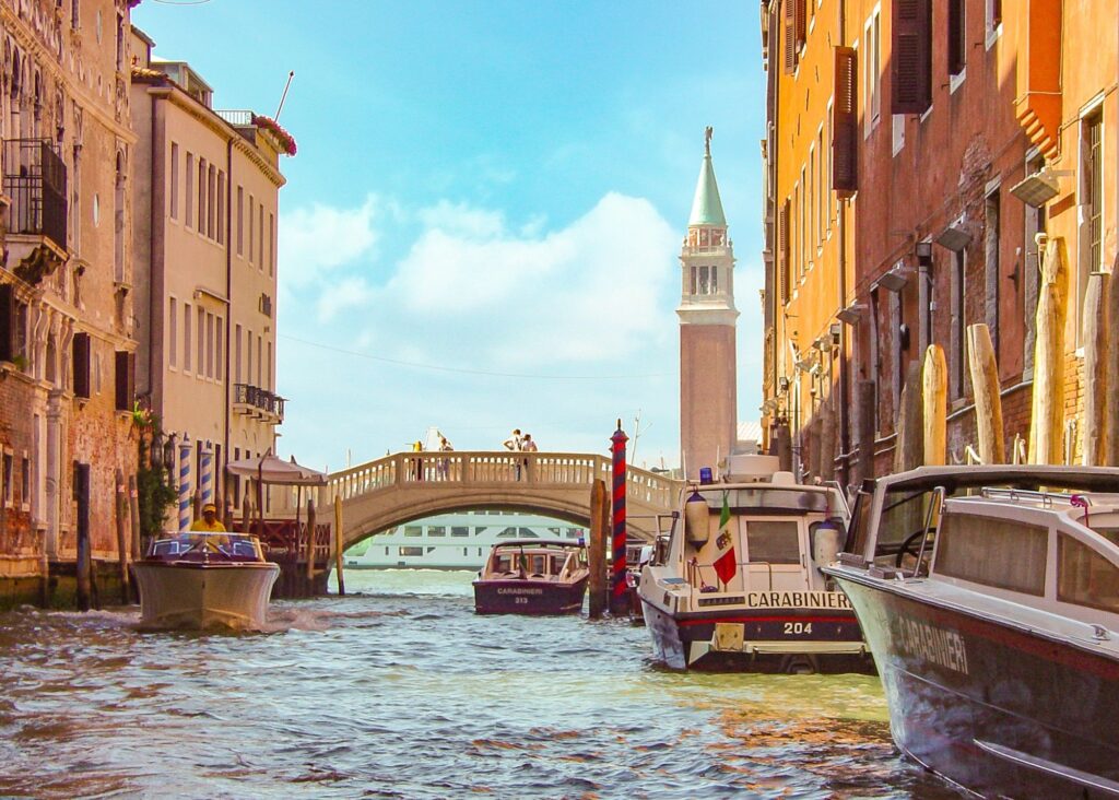 cidade de veneza com mar e ponte e torre o fundo com prédios nas laterais