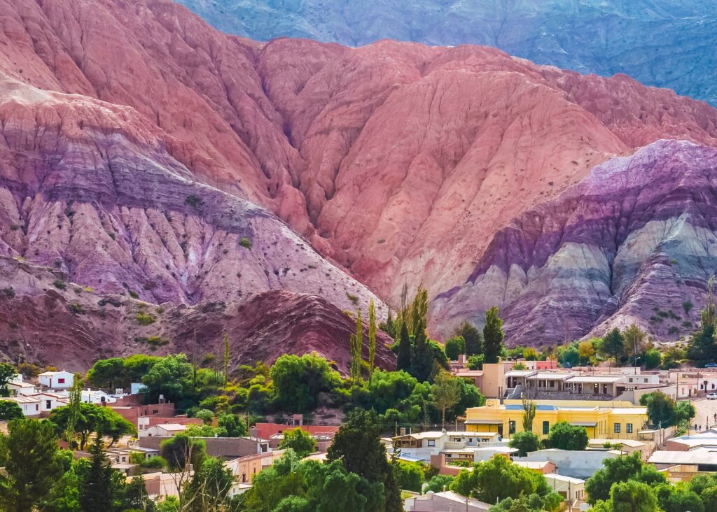 montanhas com diferentes tonalidades de cores