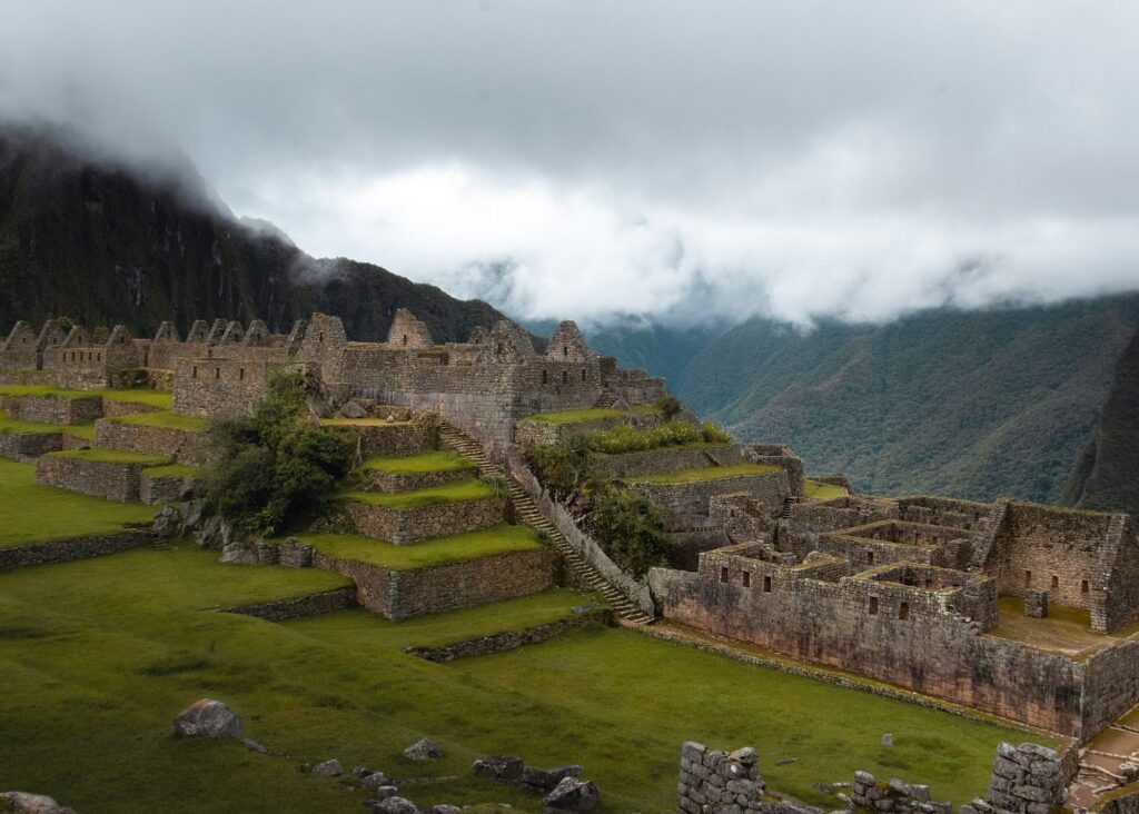 ruinas antigas em meio a montanhas